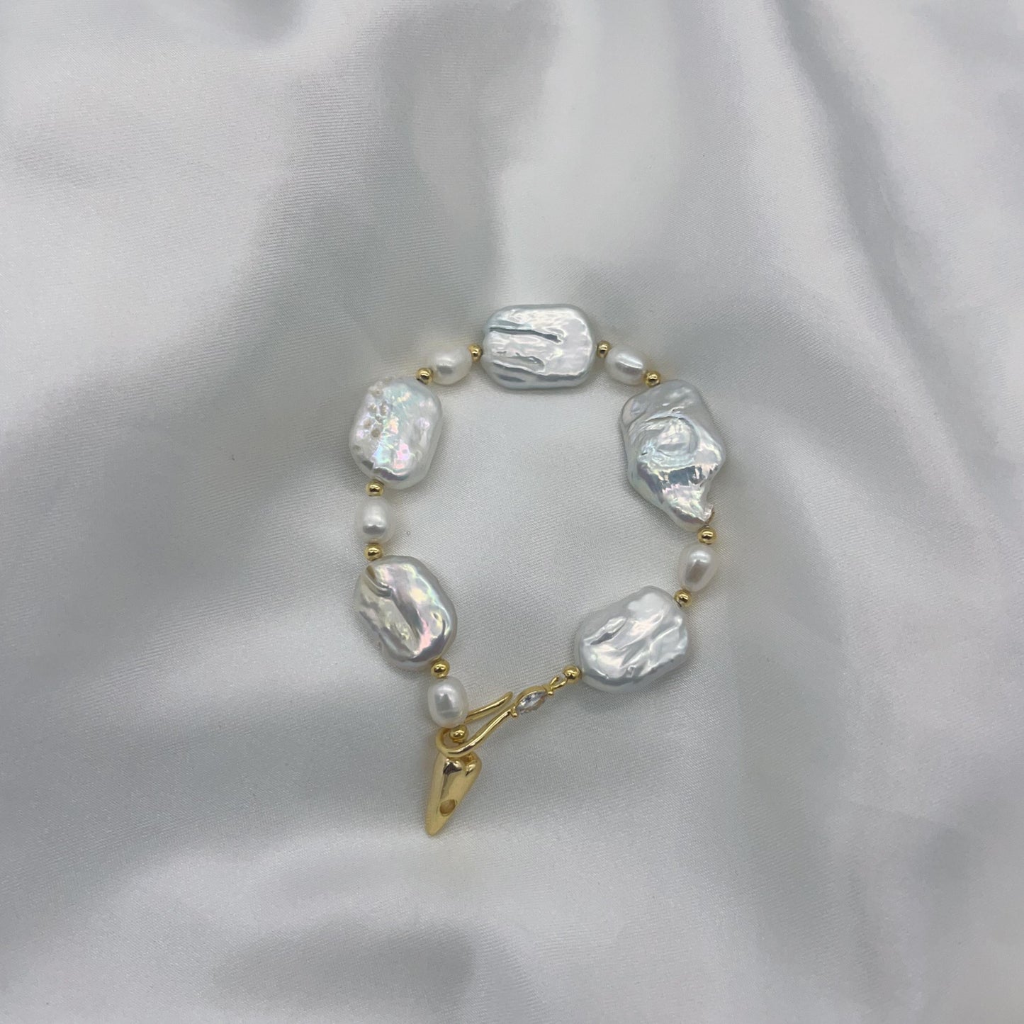 (B005) White rectangle pearl bracelet