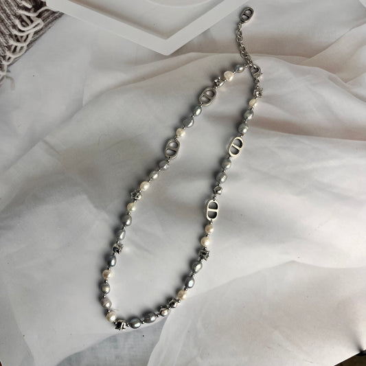 (J005)  pearl necklace and bracelet