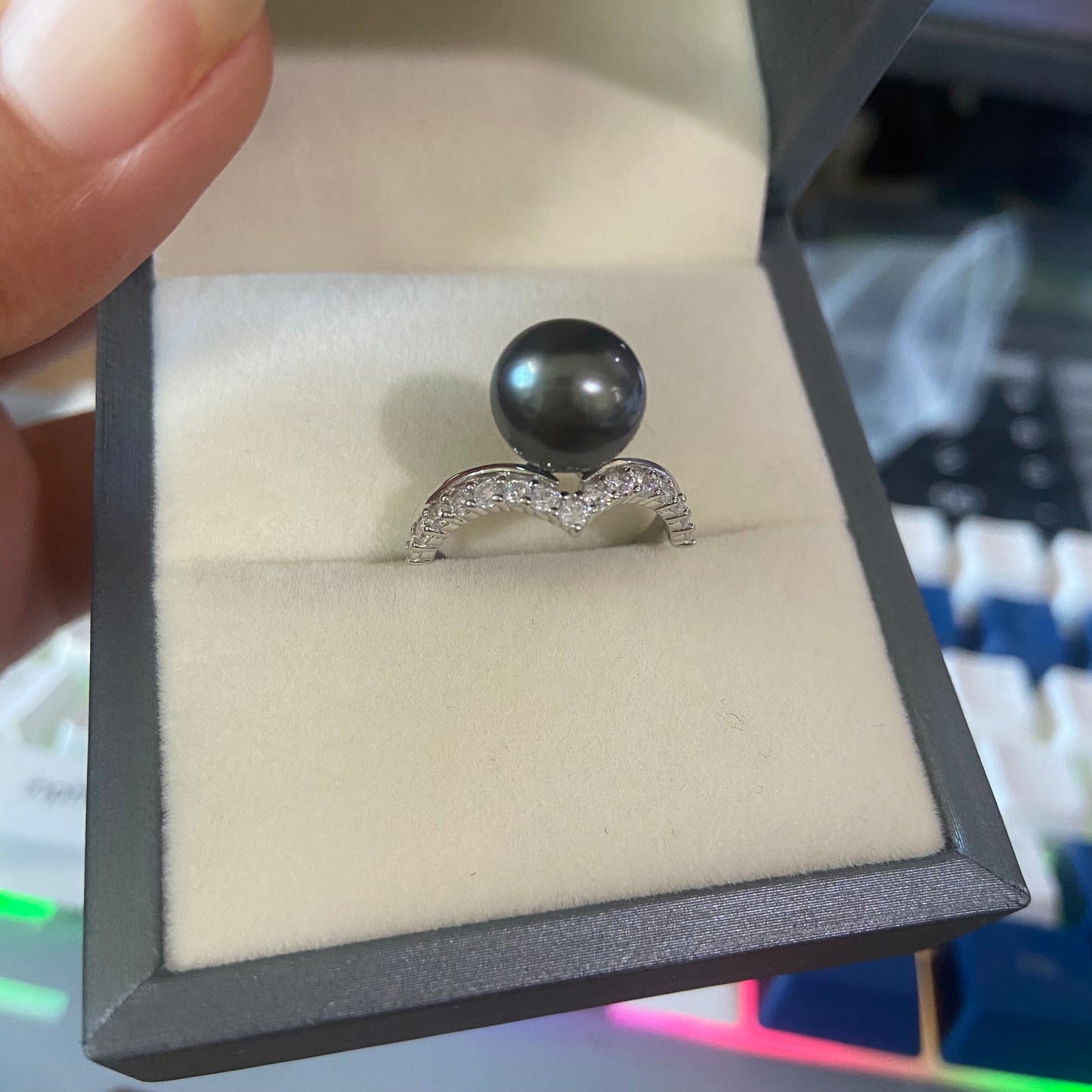 Black Tahitian pearl ring (R31)