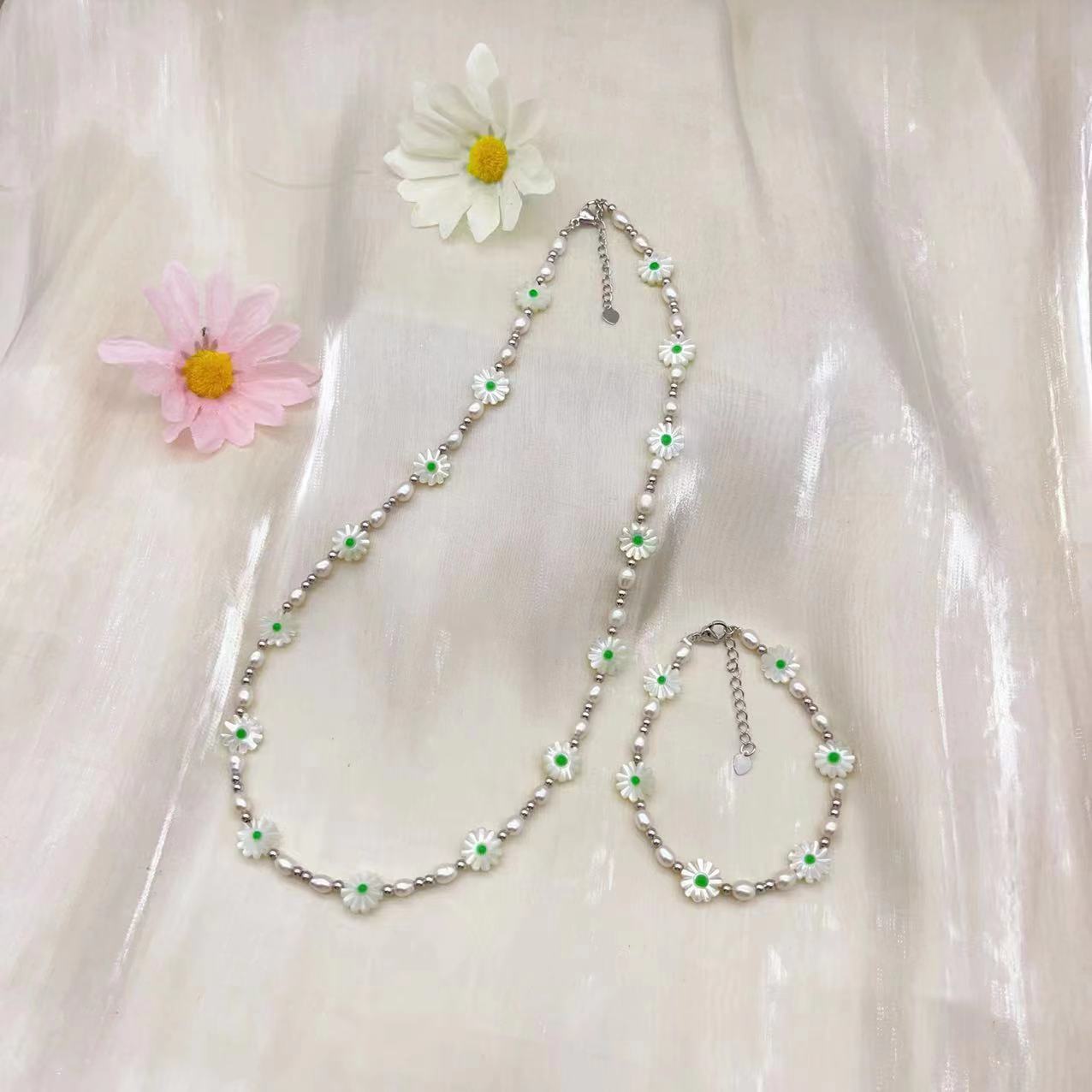 (J069) Daisy pearl set