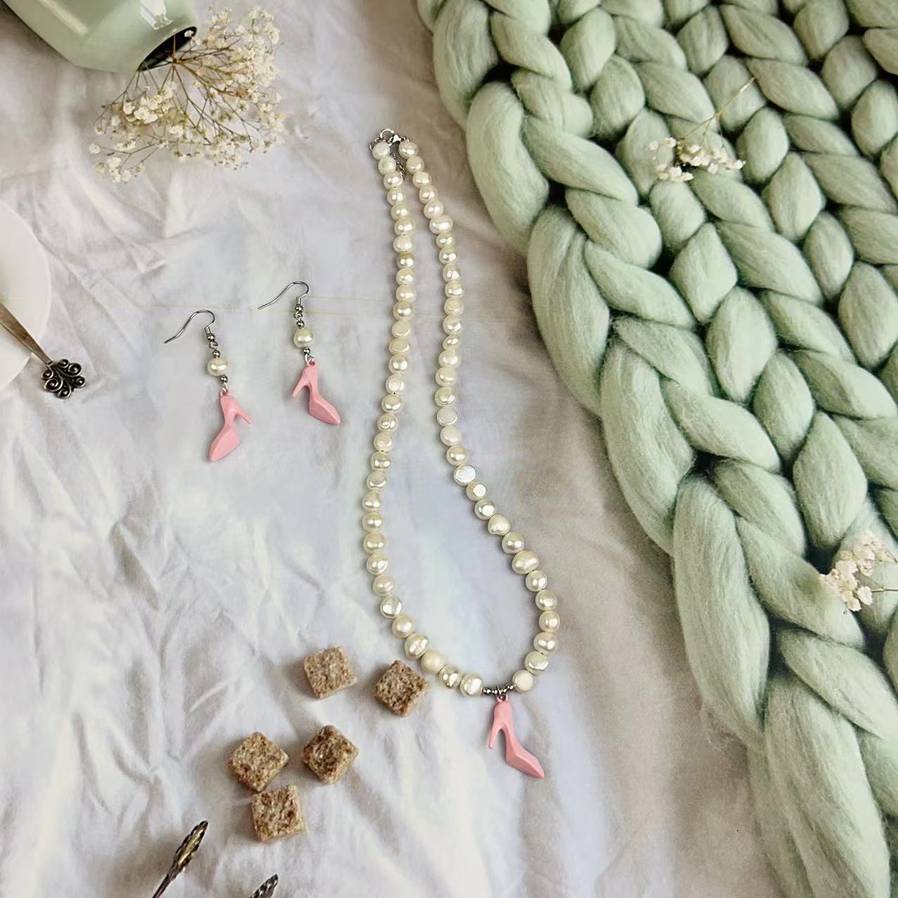 (J012)  High heels and cat Pearl Jewelry set