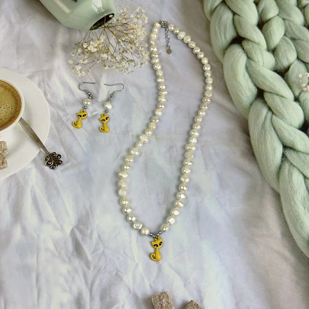 (J012)  High heels and cat Pearl Jewelry set