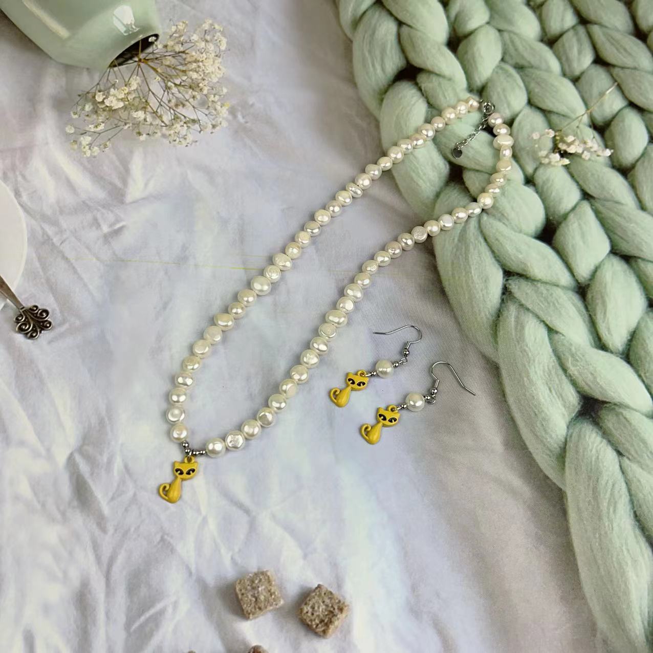 (J012)  High heels and cat Pearl Jewelry set