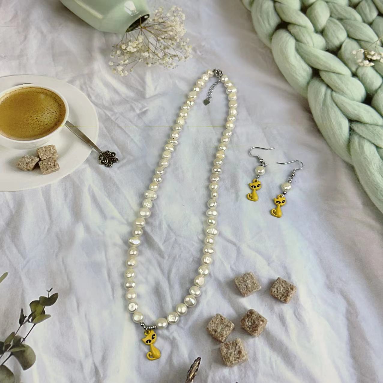 (J012)  High heels and cat Pearl Jewelry set