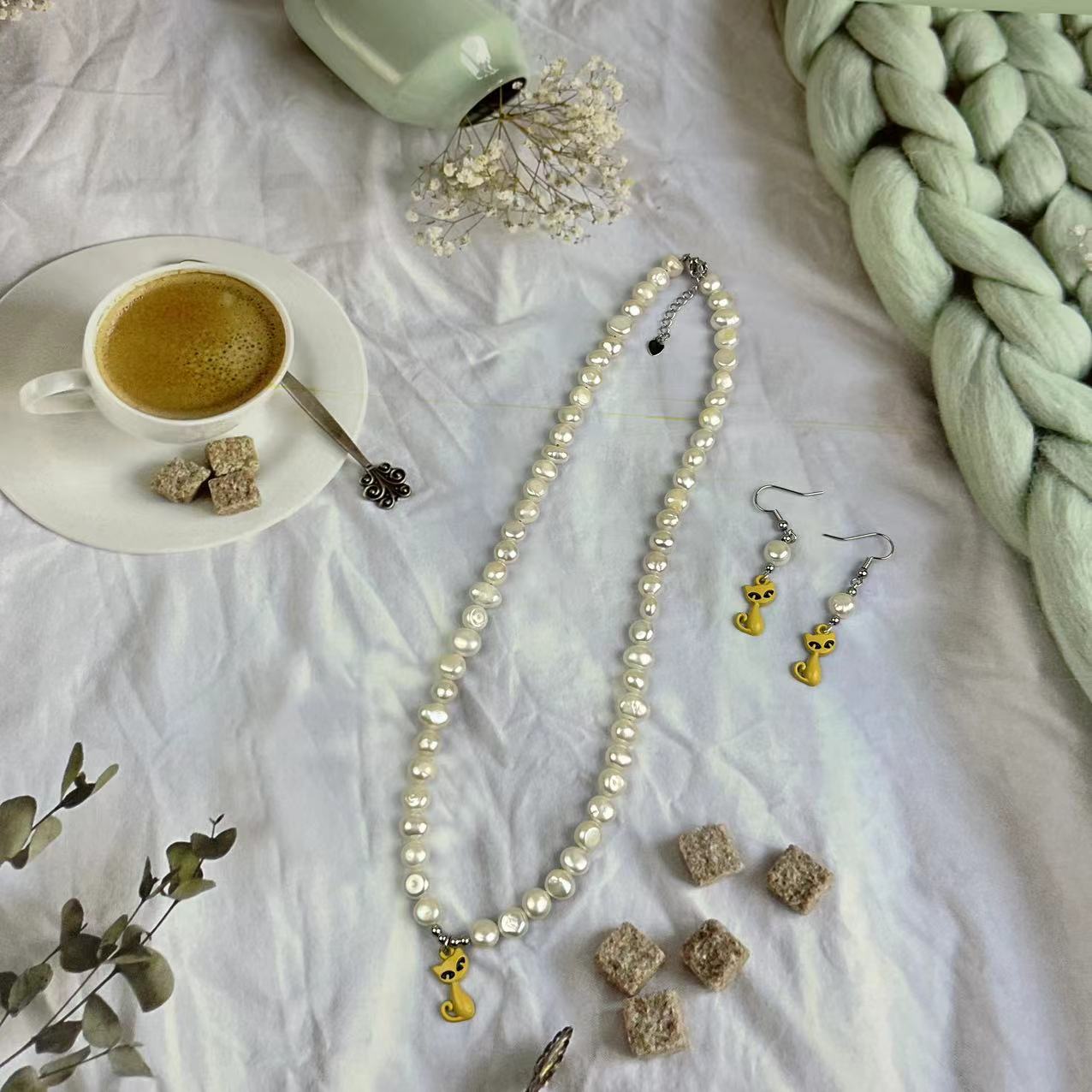 (J012)  High heels and cat Pearl Jewelry set