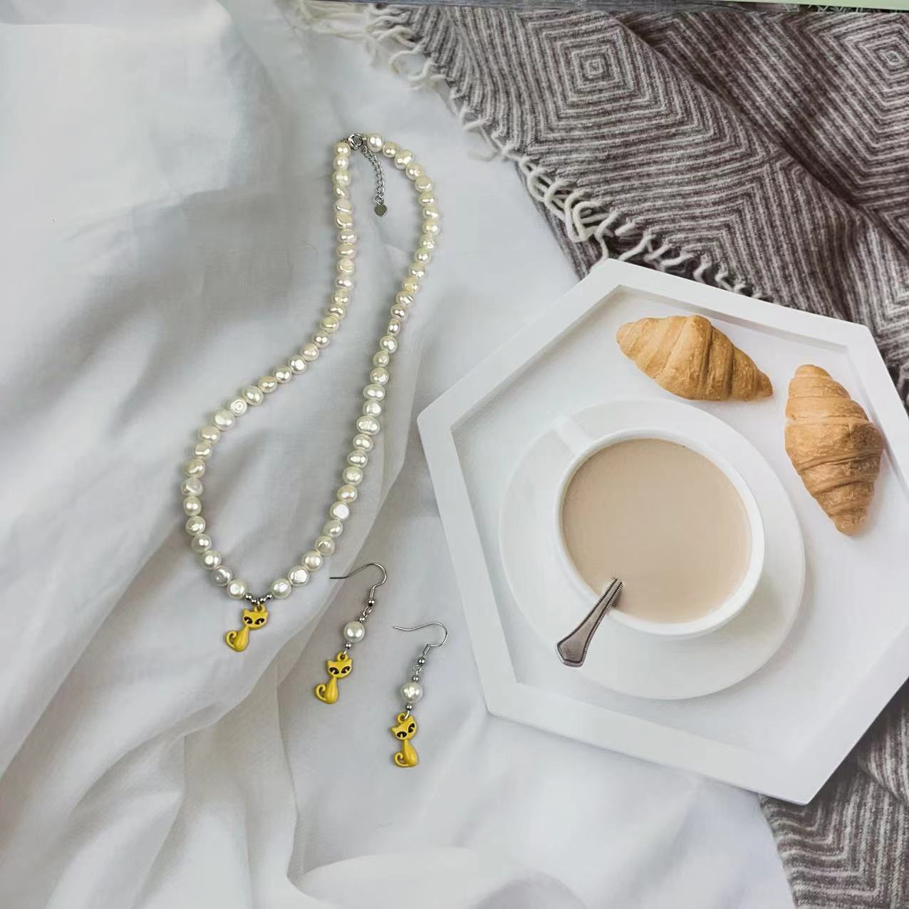 (J012)  High heels and cat Pearl Jewelry set