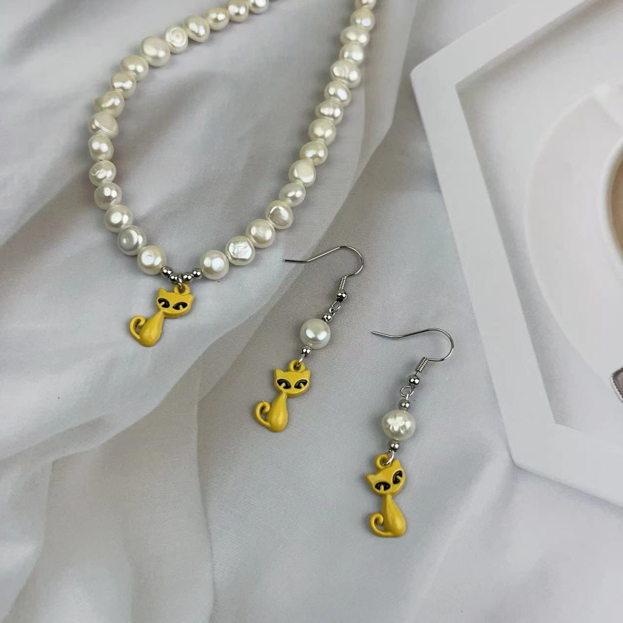 (J012)  High heels and cat Pearl Jewelry set