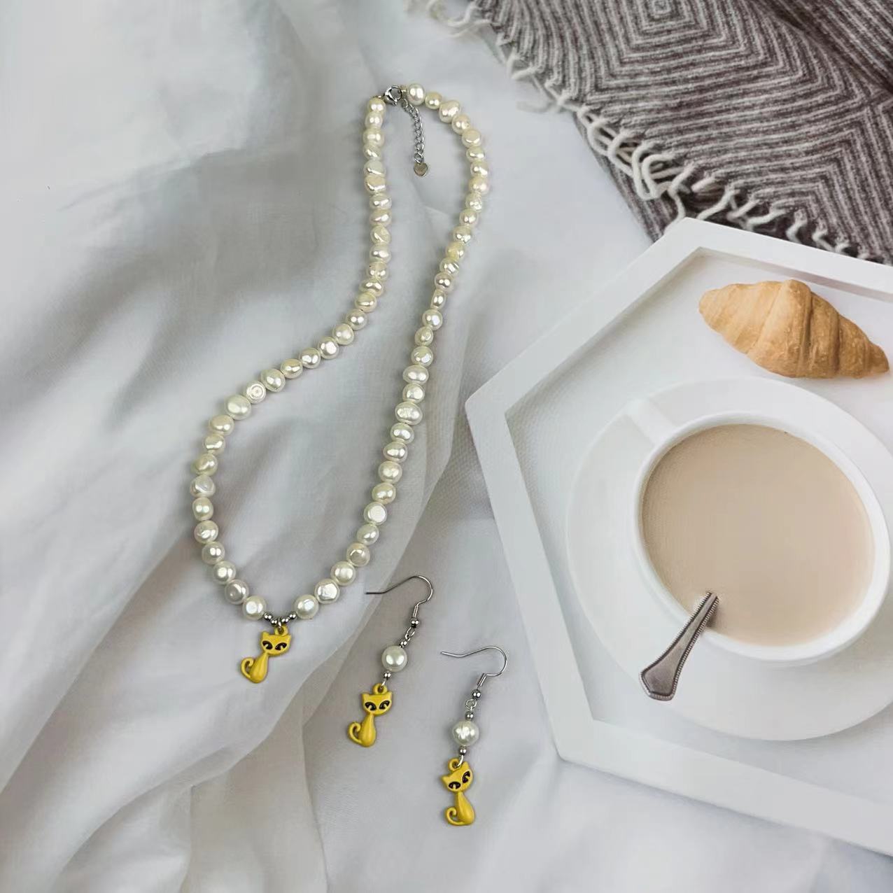 (J012)  High heels and cat Pearl Jewelry set