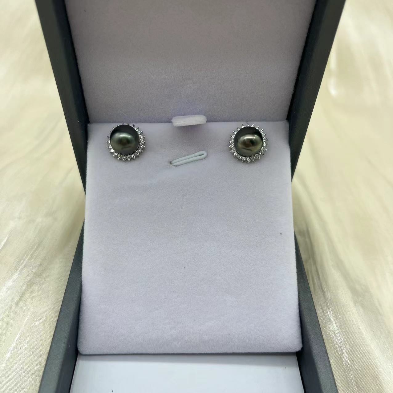 E75 Black tahitian sunflower Earring