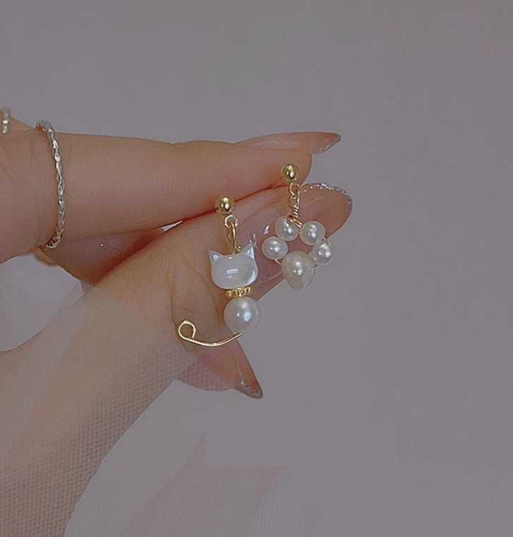 (E073)  Dissymmetry Cat/Pearl earrings stud