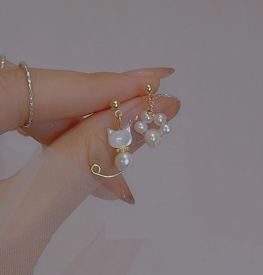 (E073)  Dissymmetry Cat/Pearl earrings stud