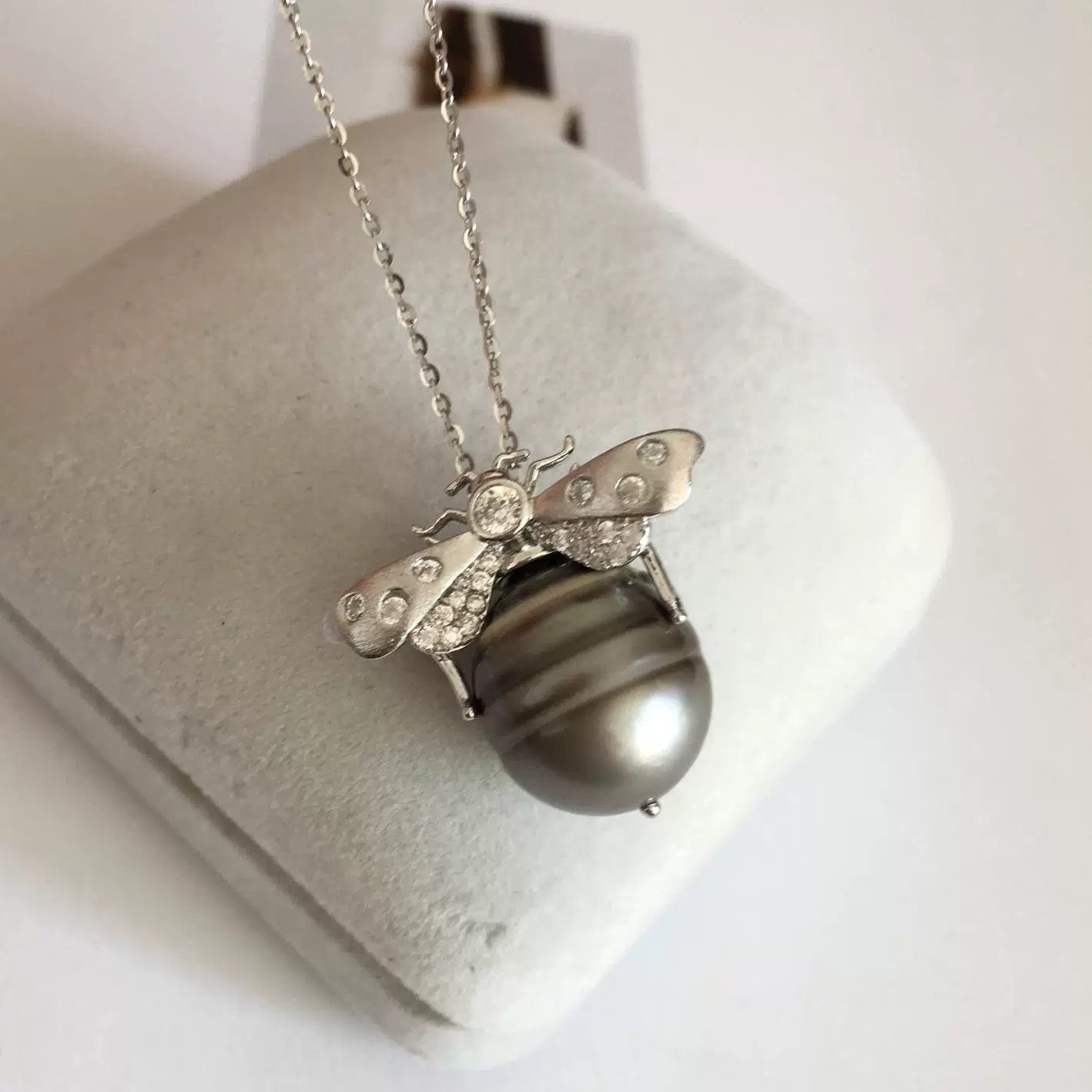 (P003) Bubble bee pearl pendant