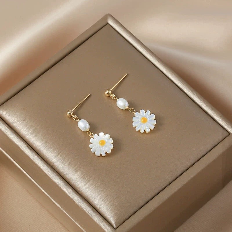 (E049) Daisy Pearl earrings