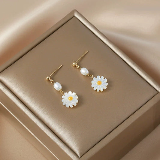 (E049) Daisy Pearl earrings