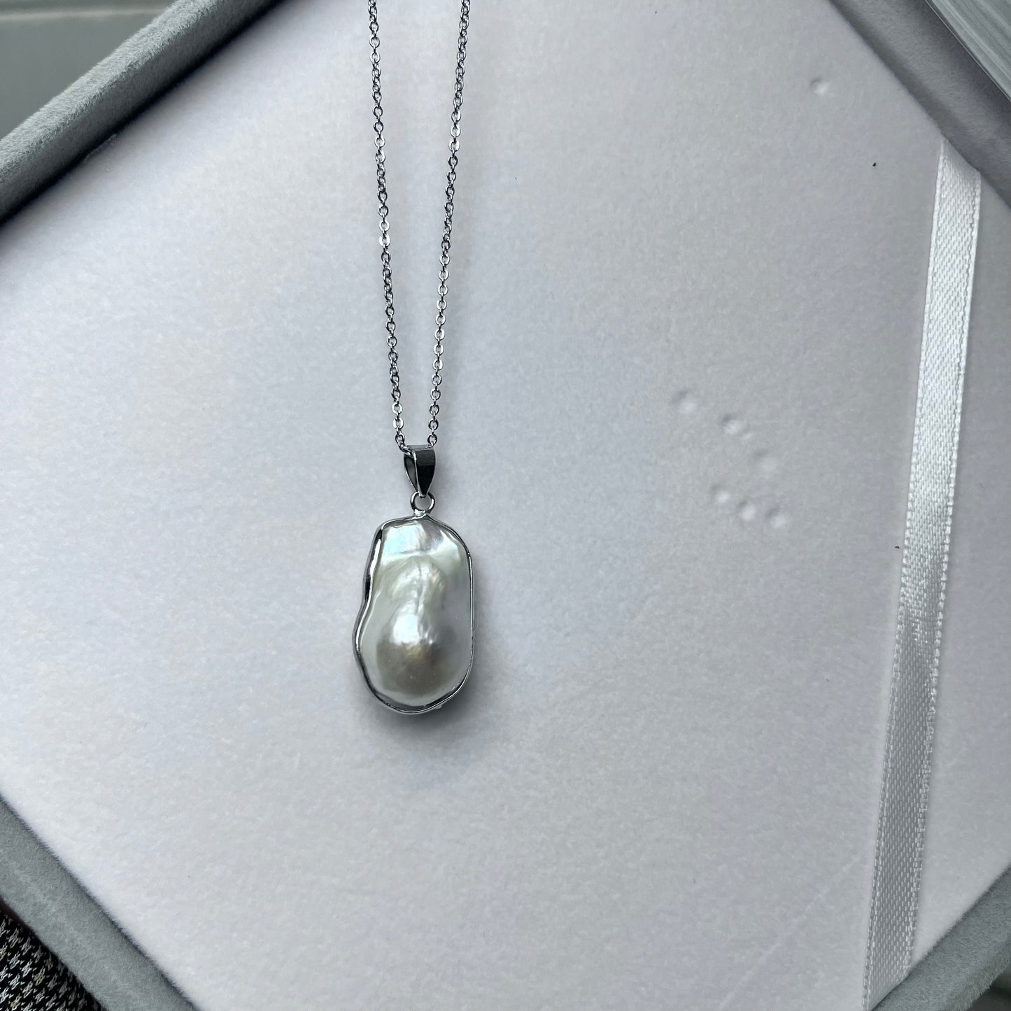 (P016) Legendary pendant.