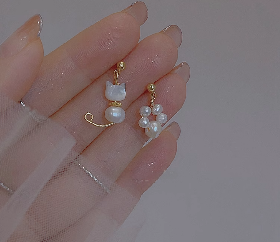 (E073)  Dissymmetry Cat/Pearl earrings stud