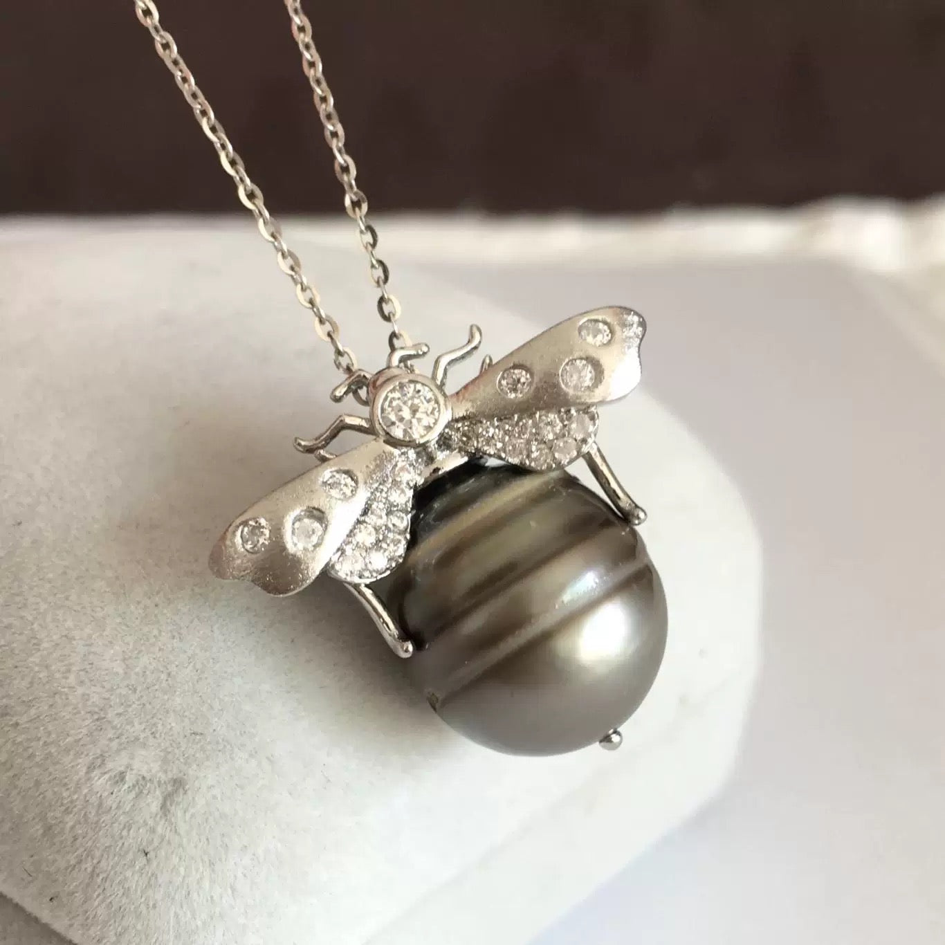 (P003) Bubble bee pearl pendant