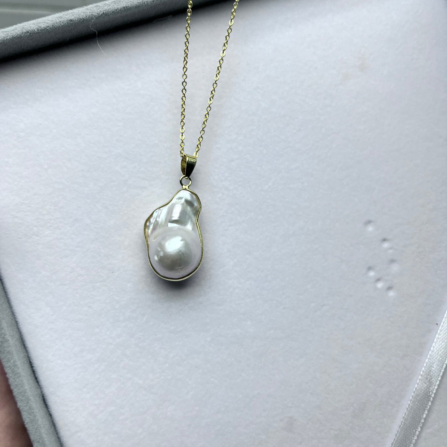 (P016) Legendary pendant.