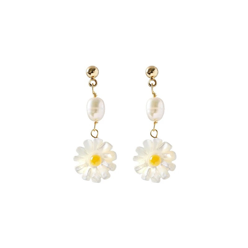 (E049) Daisy Pearl earrings