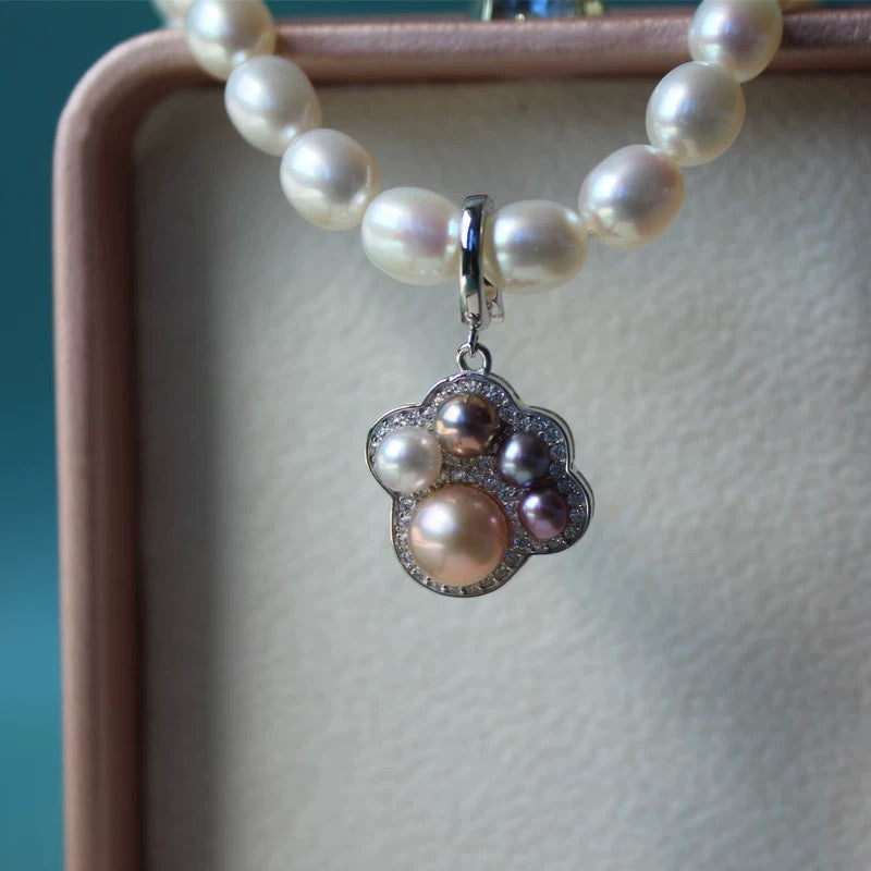 (P008)Cat's paw pendant/Elegant Pearl Pendant/Pearl Pendant Gift