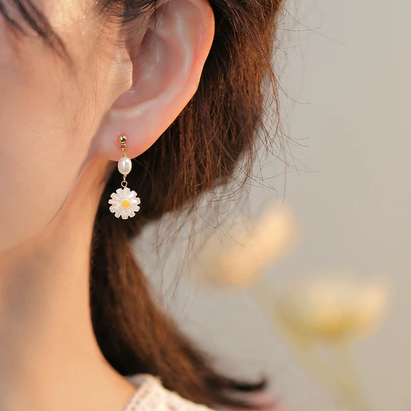 (E049) Daisy Pearl earrings