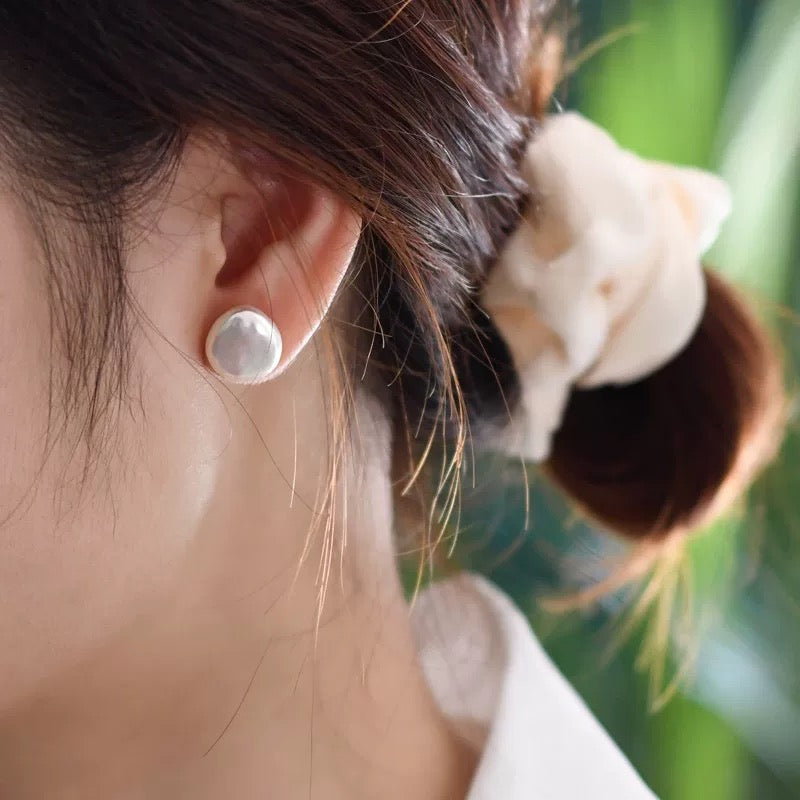 (E058) Button Pearl sterling silver stud earrings Hard Light