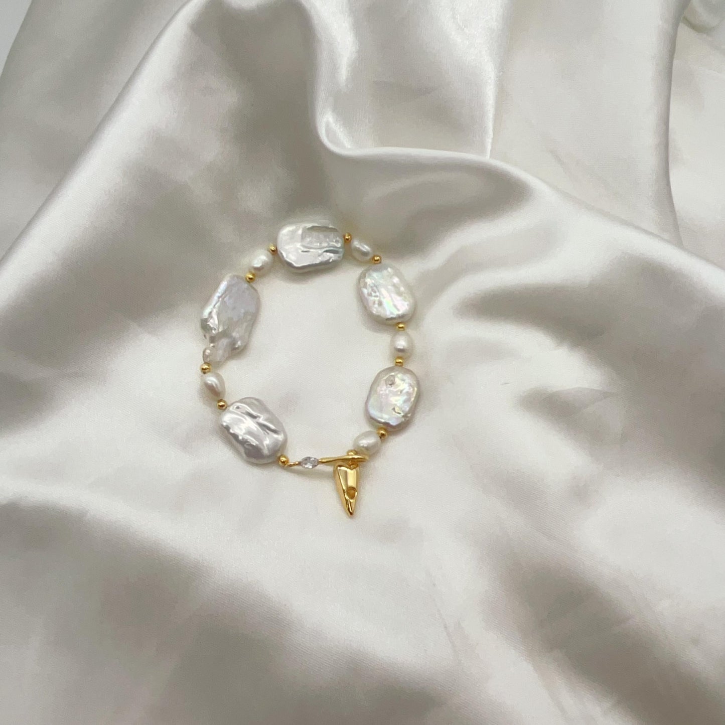 (B005) White rectangle pearl bracelet