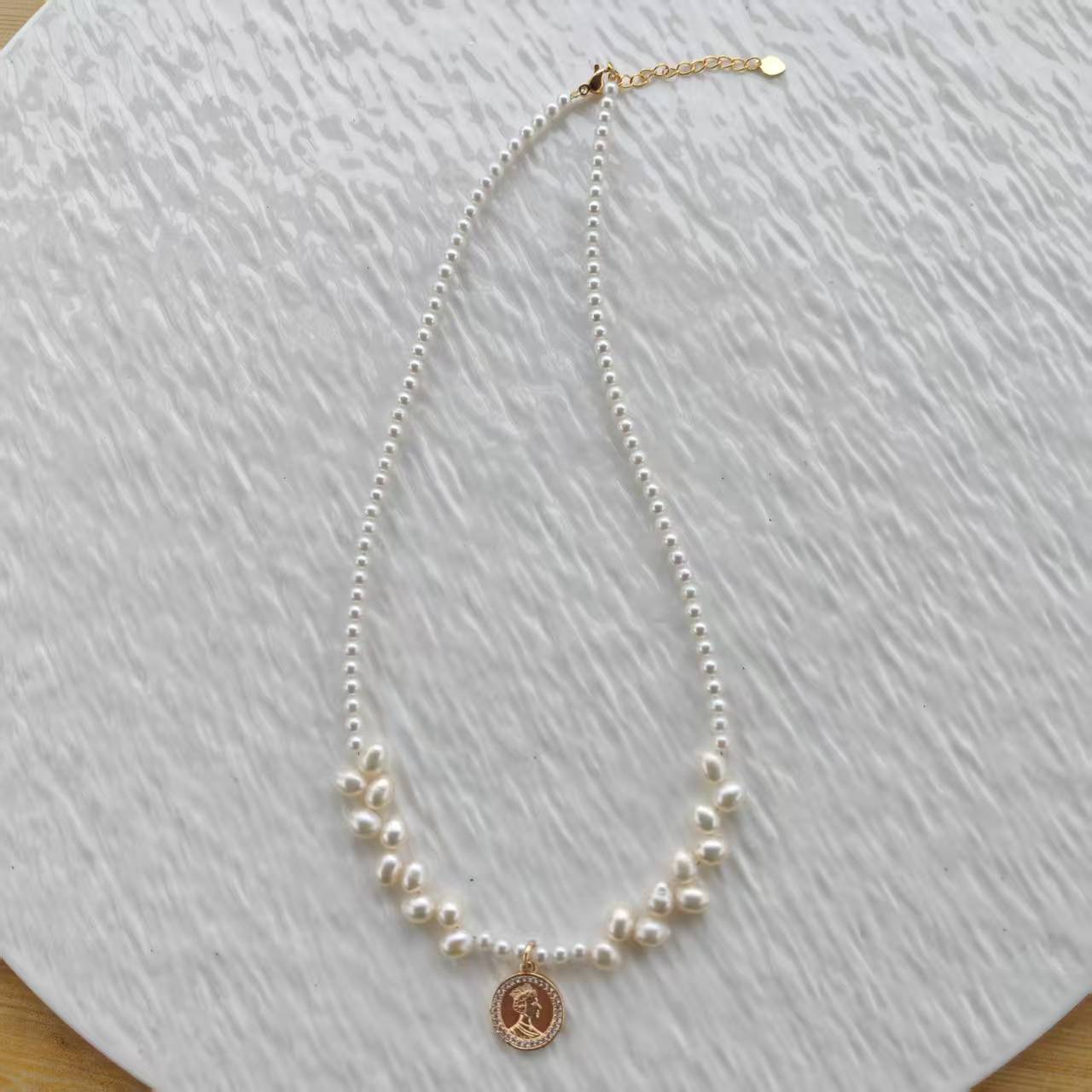 (N031) whiteAK and rainbow pearl necklace