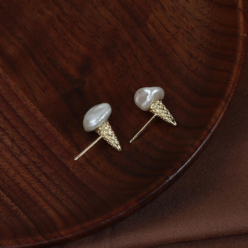 (E068)  Sweet French ice cream pearl stud earrings