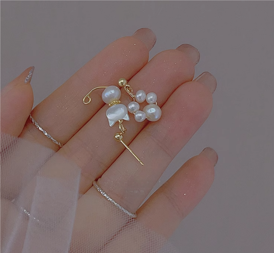 (E073)  Dissymmetry Cat/Pearl earrings stud