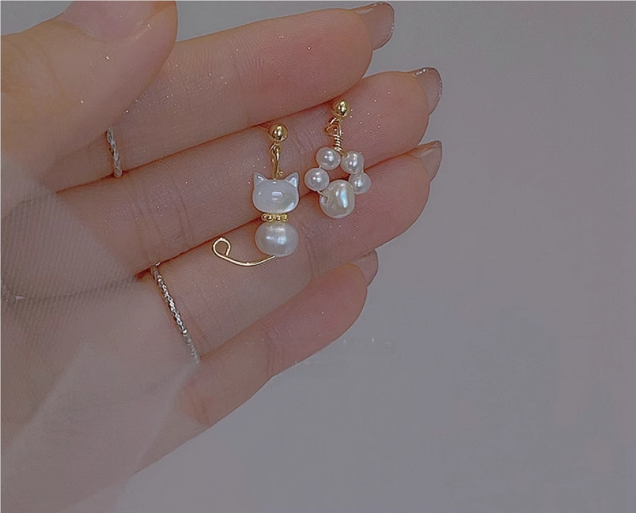 (E073)  Dissymmetry Cat/Pearl earrings stud