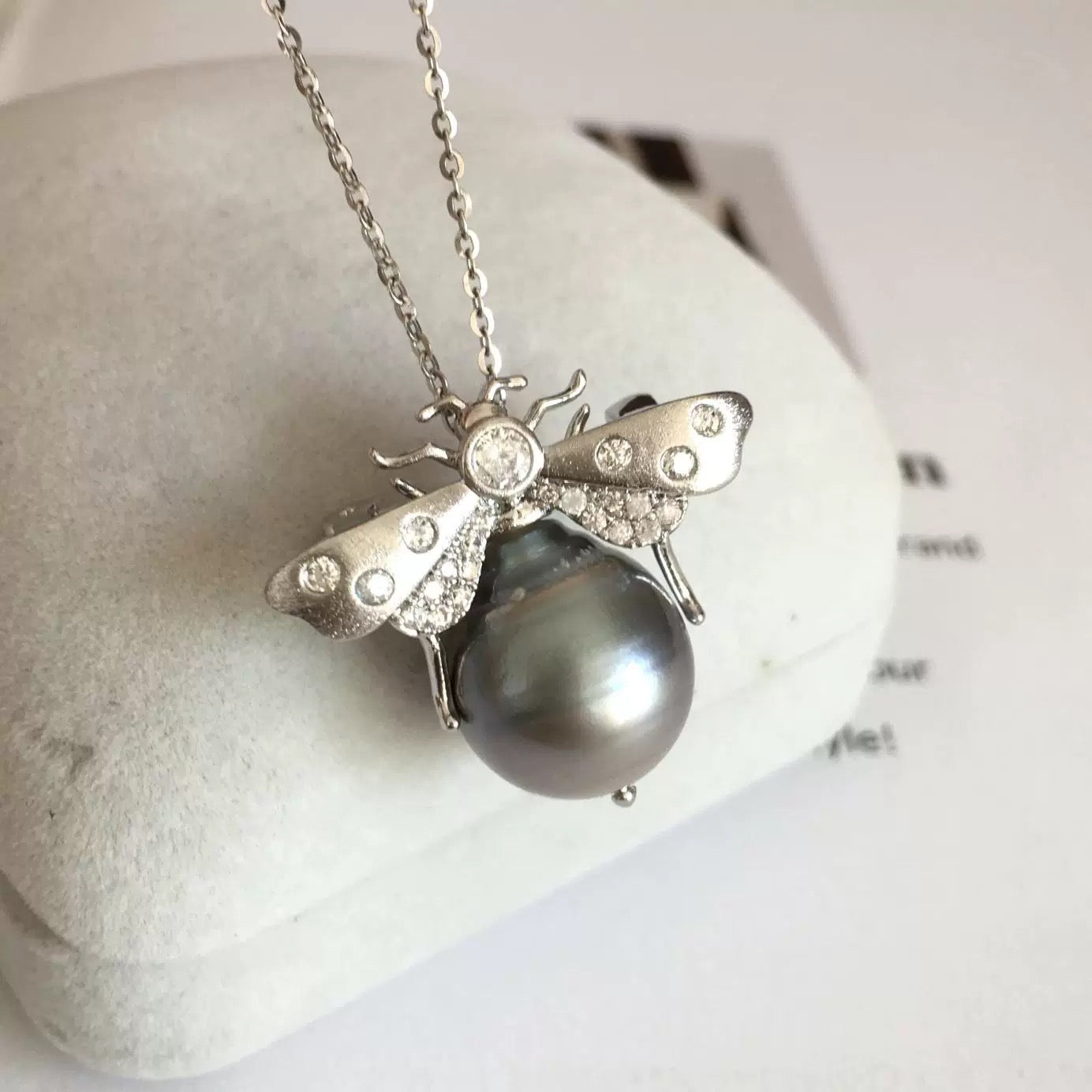 (P003) Bubble bee pearl pendant