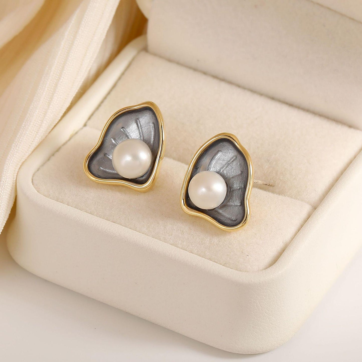 (E042) Butterfly fan pearl stud earrings