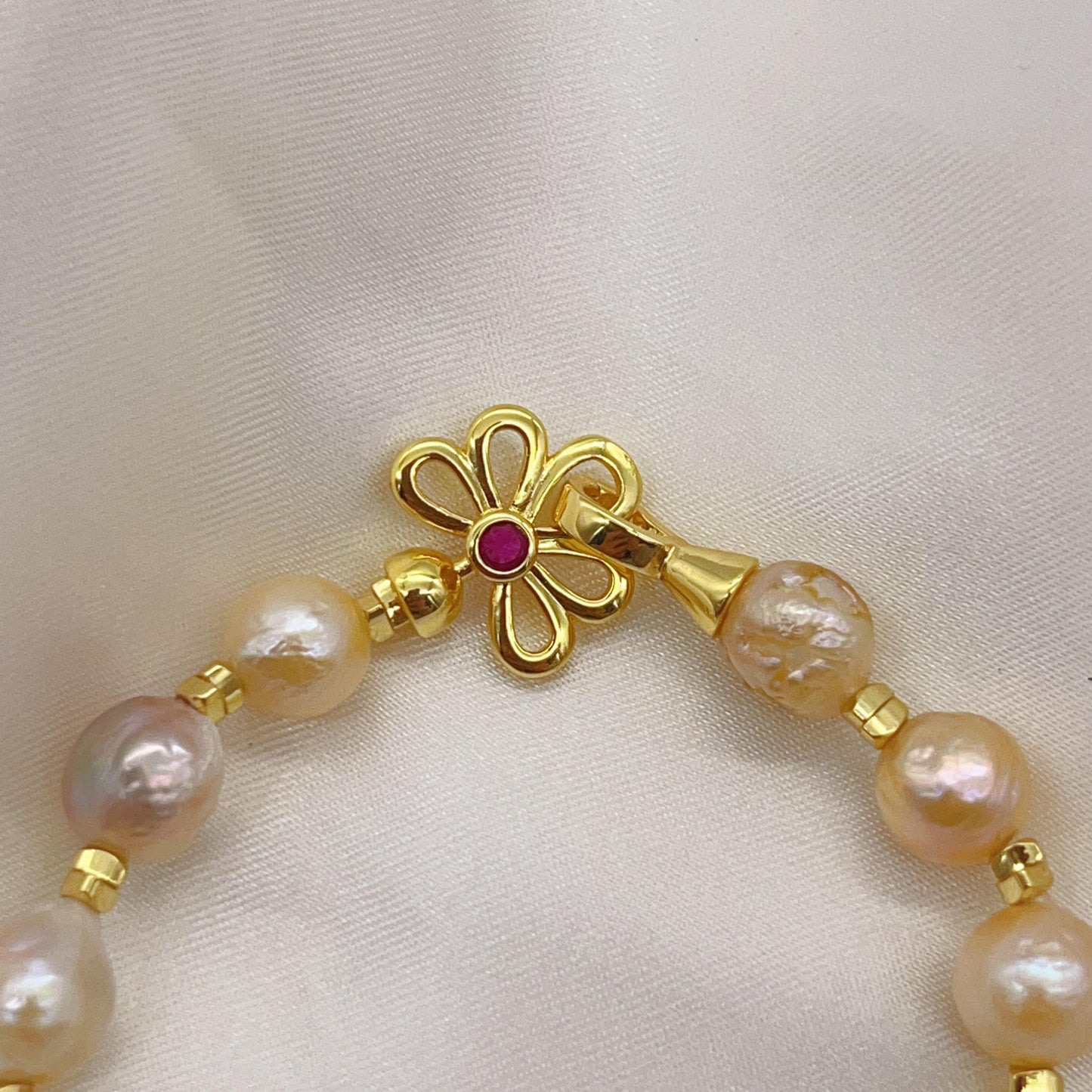 (B025) Pearl bracelet with flower button