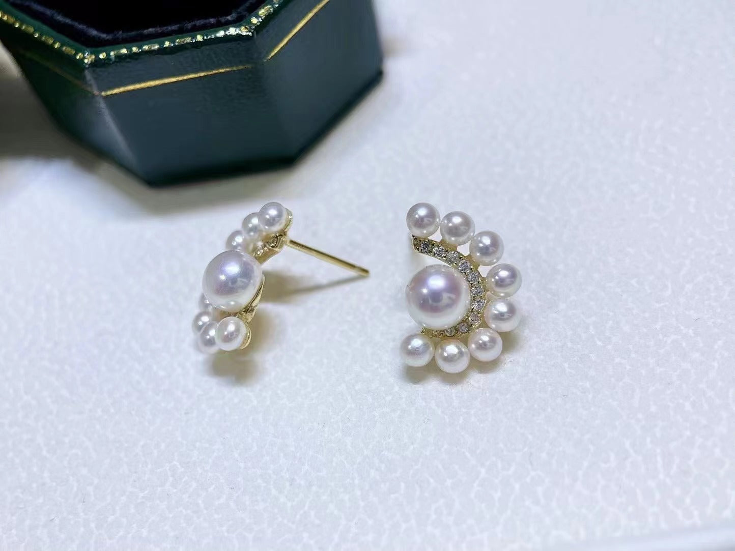 (E018)  Pearl earrings