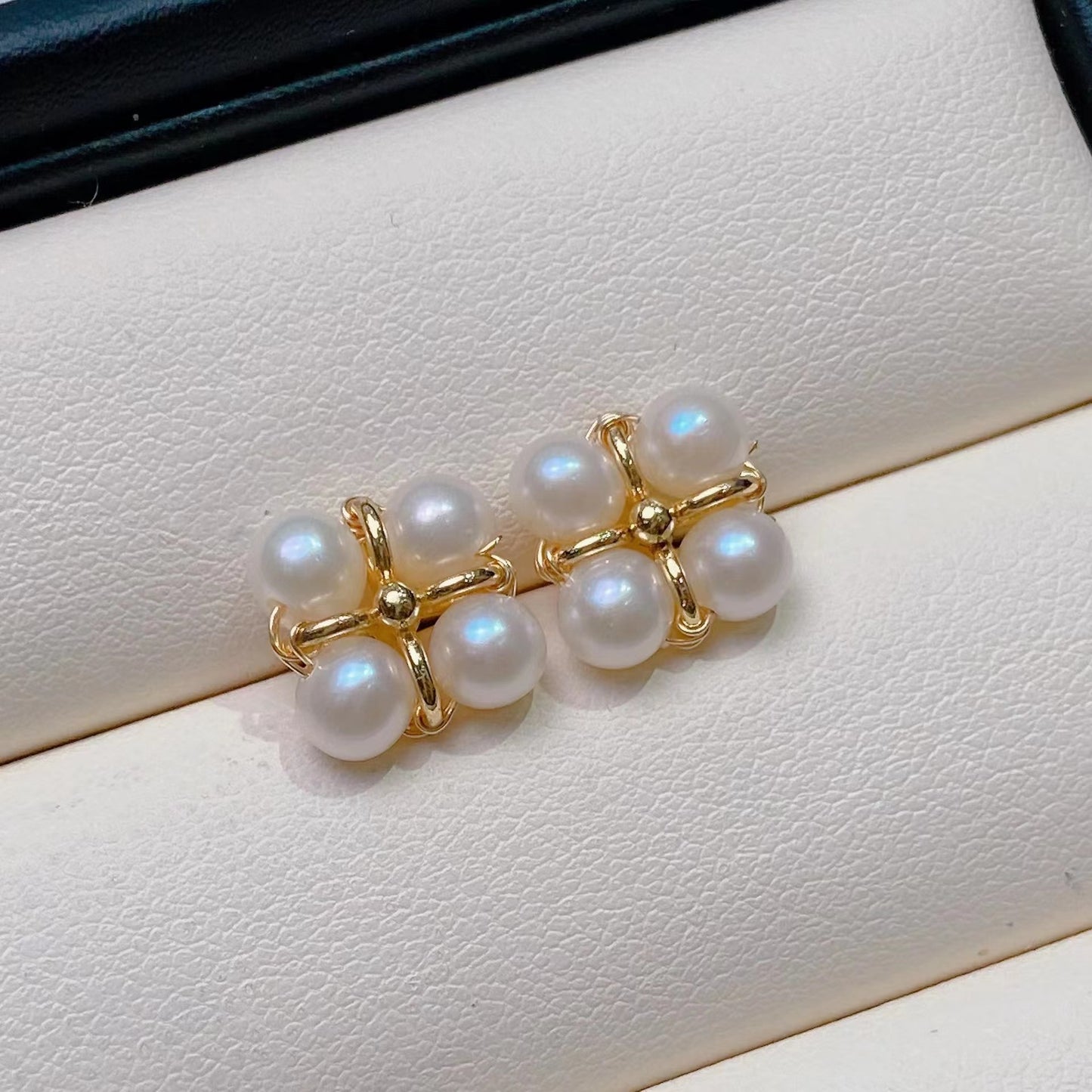 (E012)  Pearl earrings