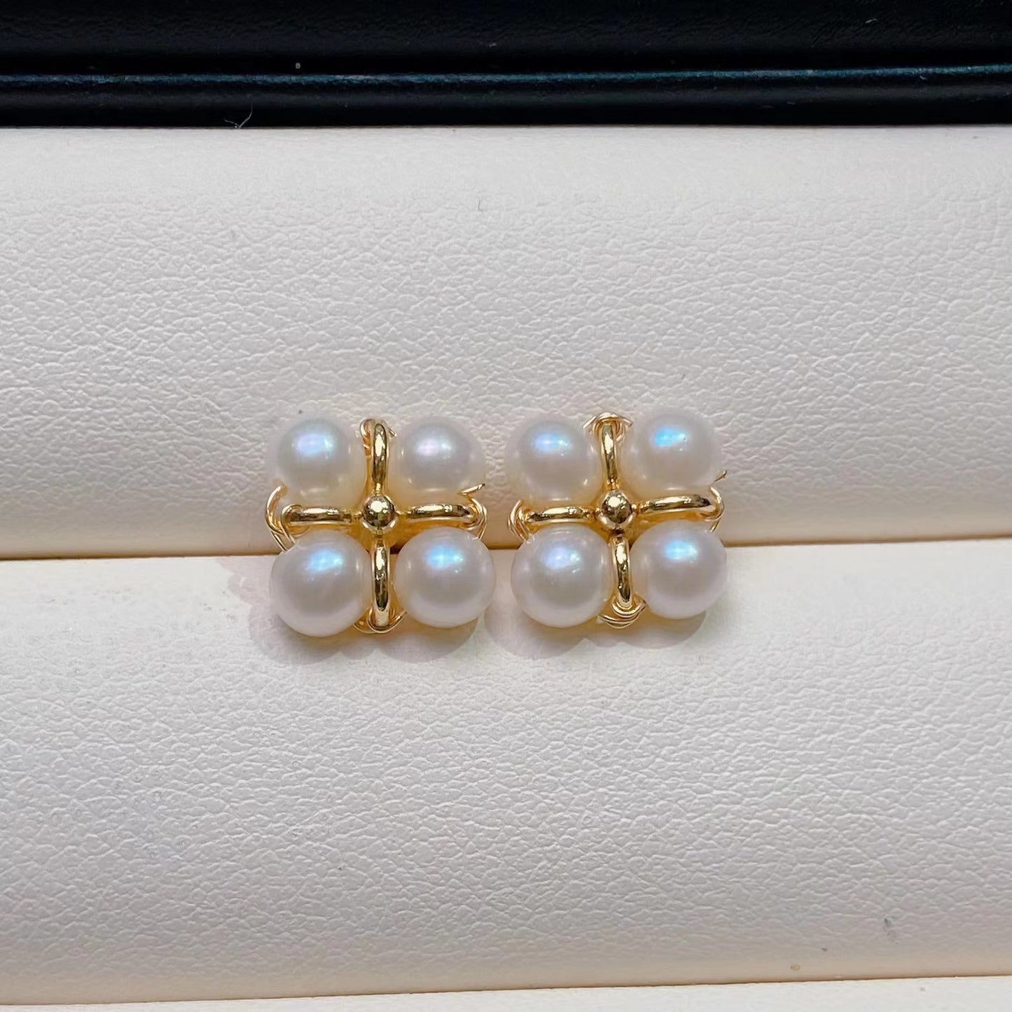 (E012)  Pearl earrings