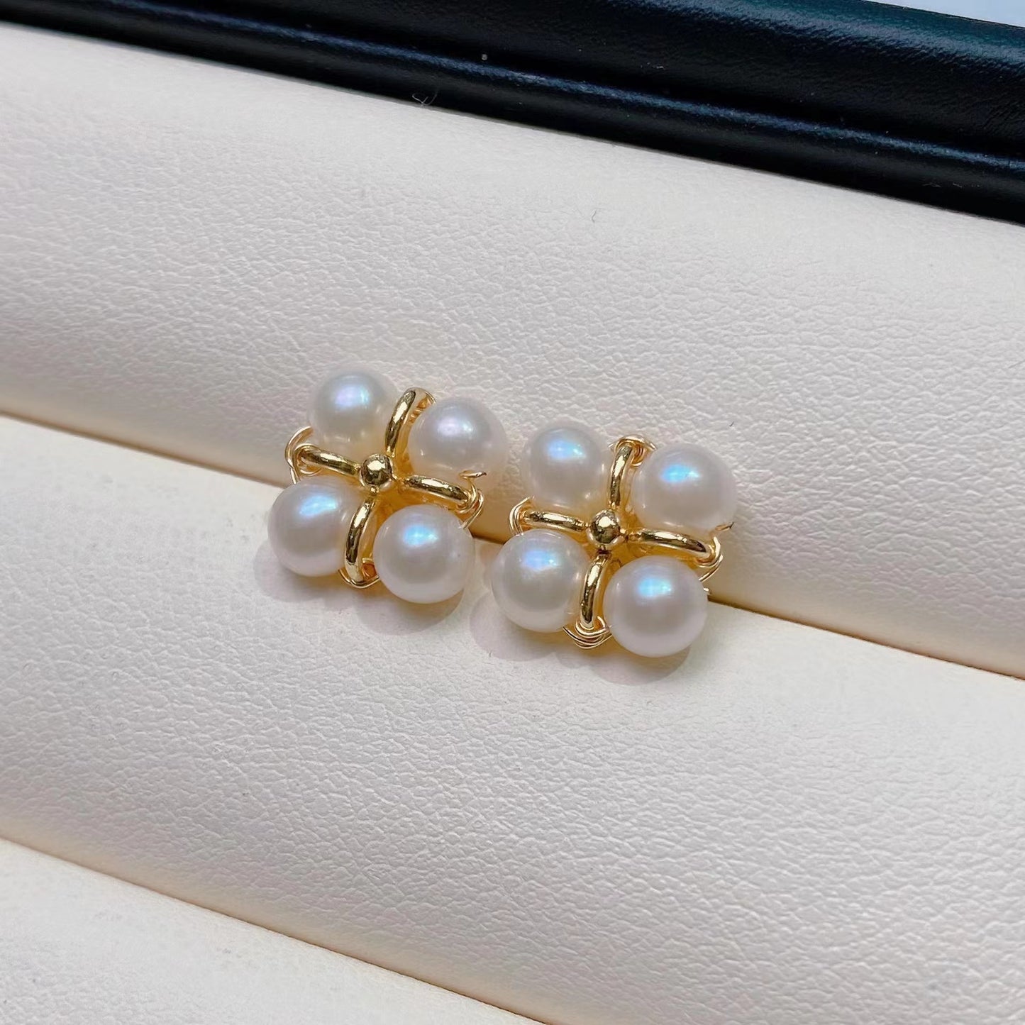 (E012)  Pearl earrings