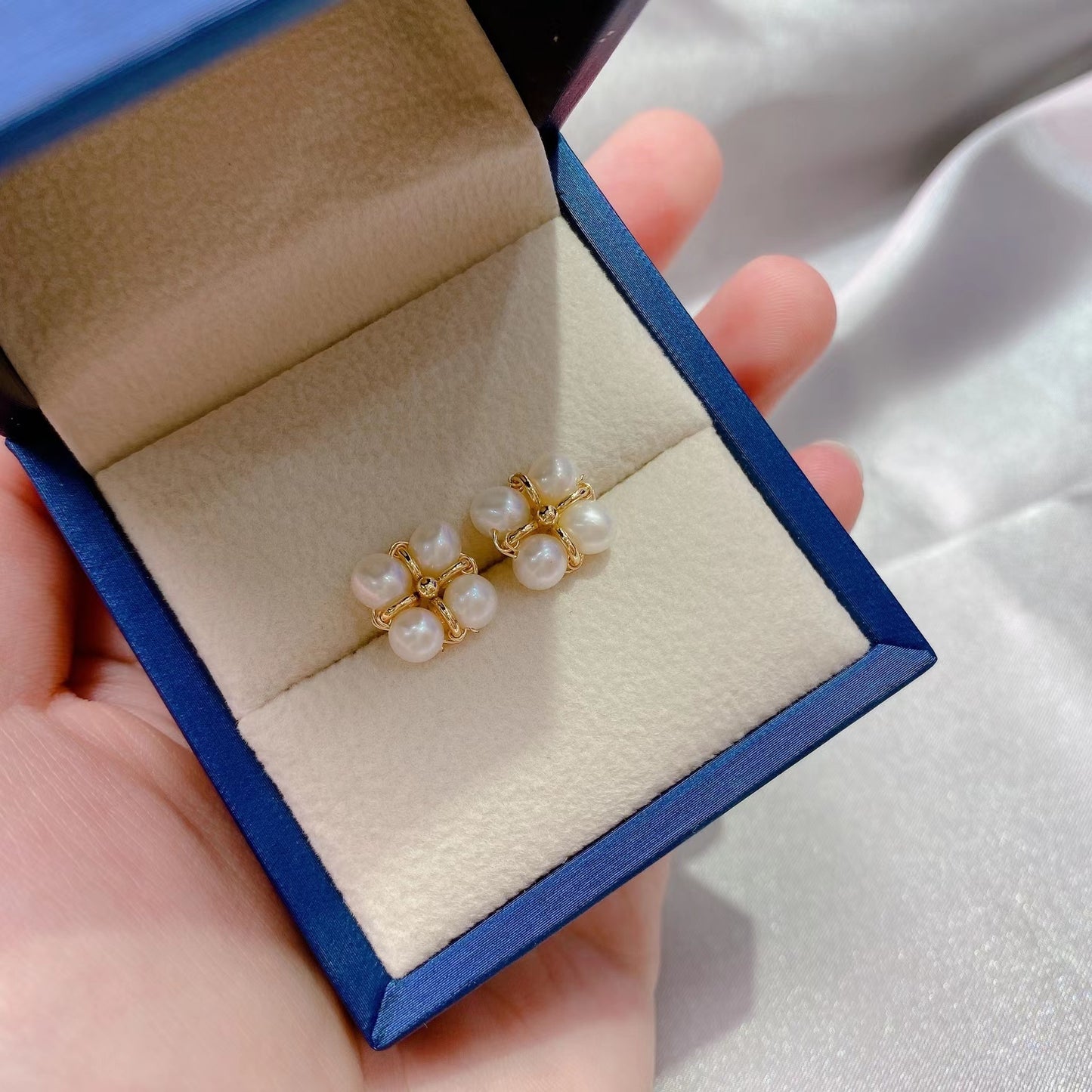 (E012)  Pearl earrings