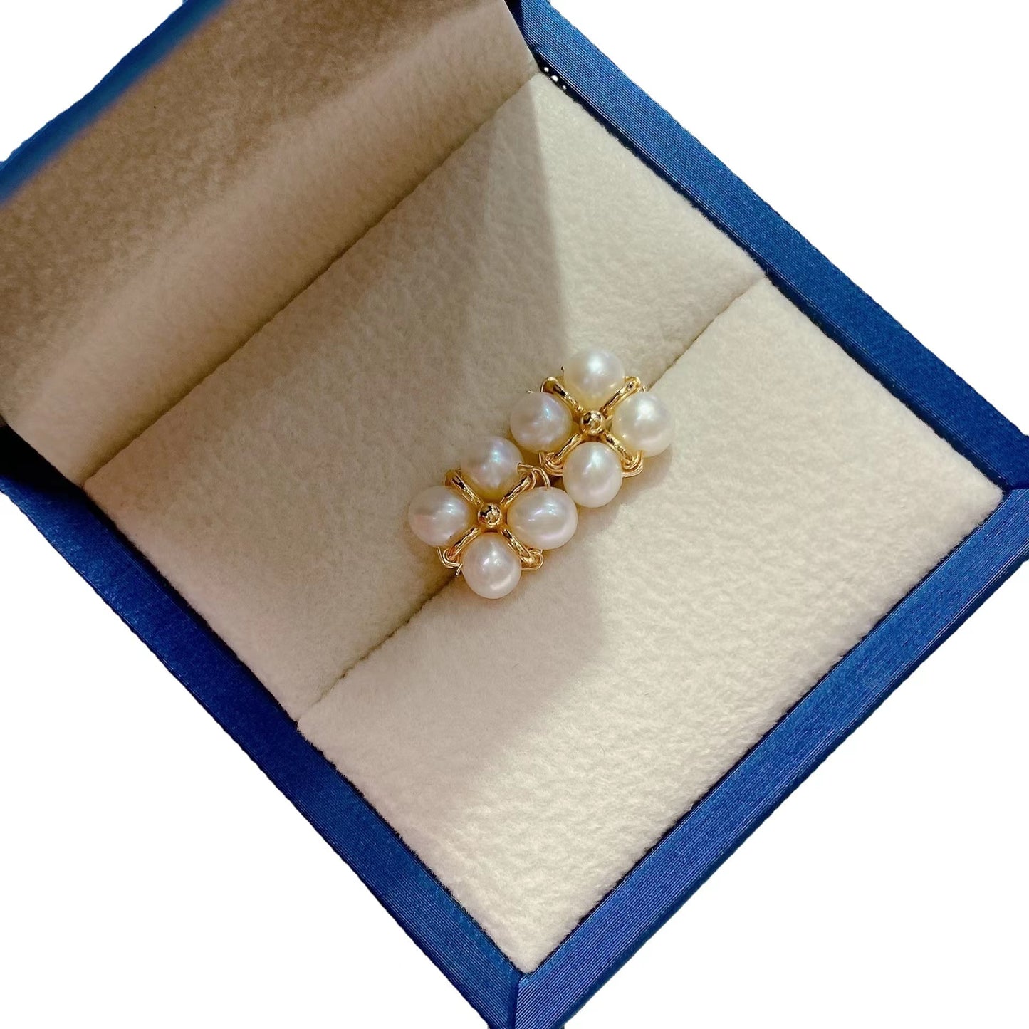 (E012)  Pearl earrings