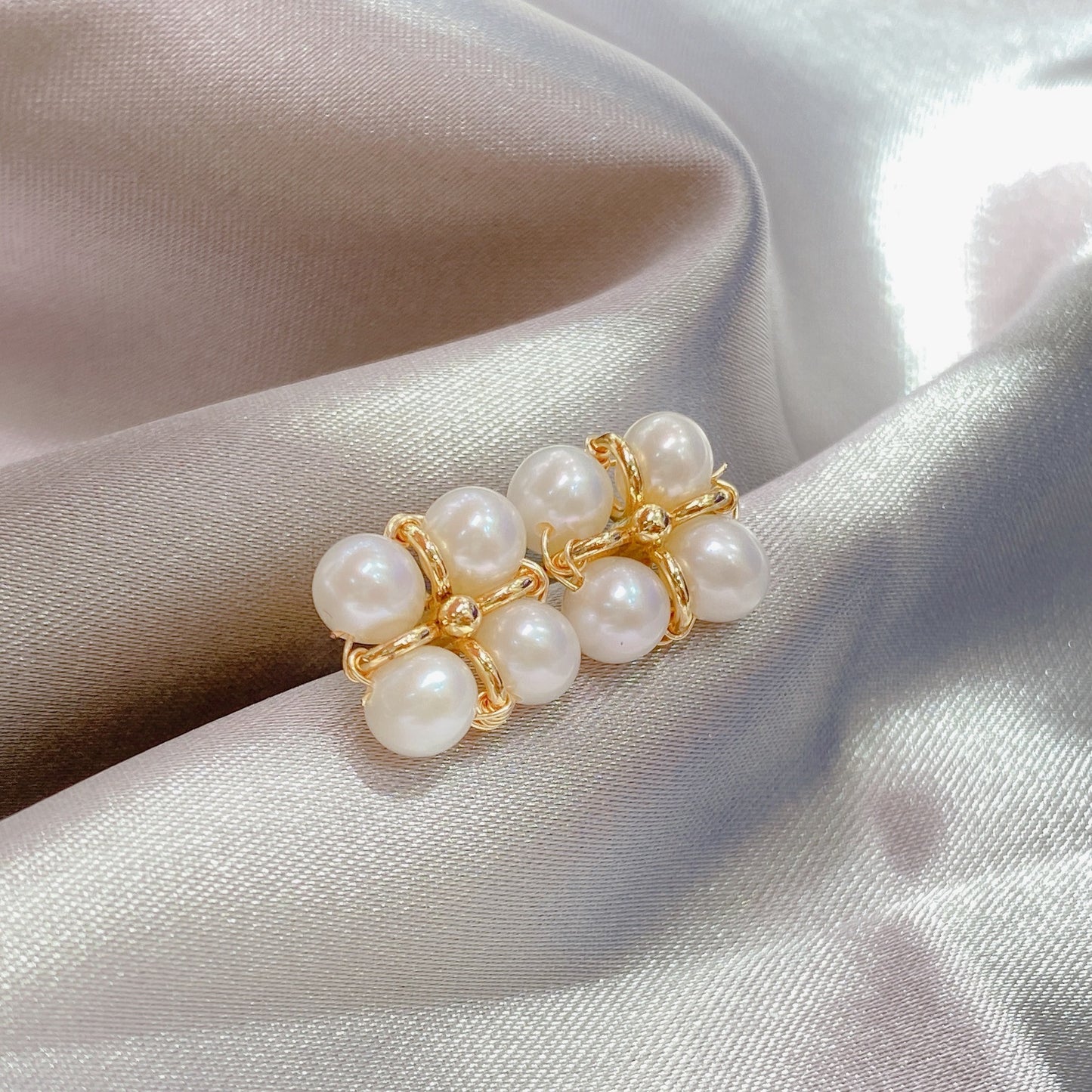 (E012)  Pearl earrings