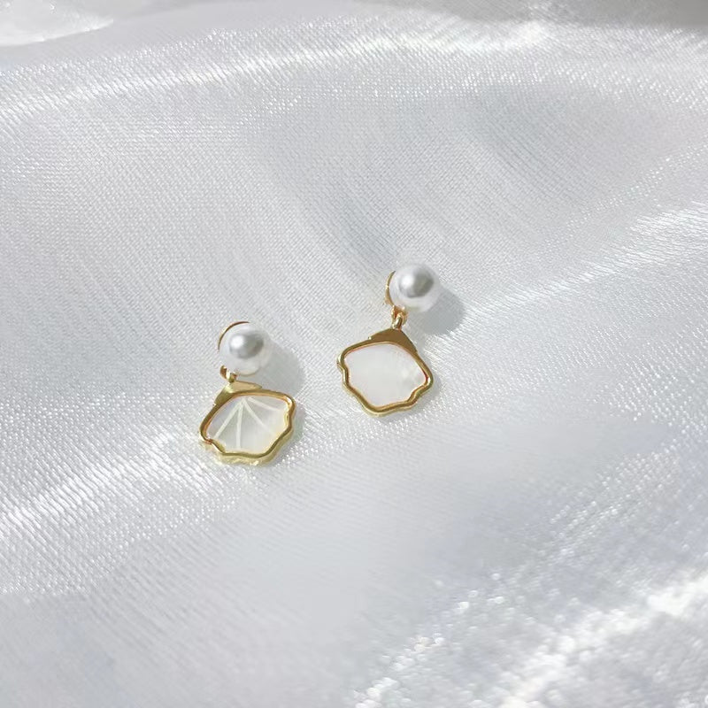 (E009)  White shell pearl earring