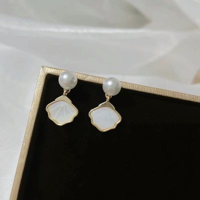 (E009)  White shell pearl earring