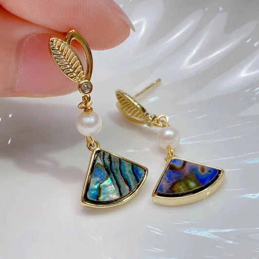 (E007)  Pearl earring