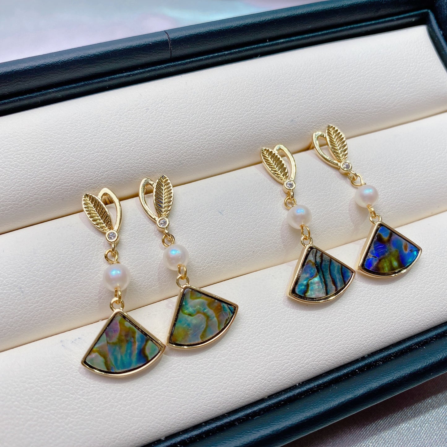 (E007)  Pearl earring