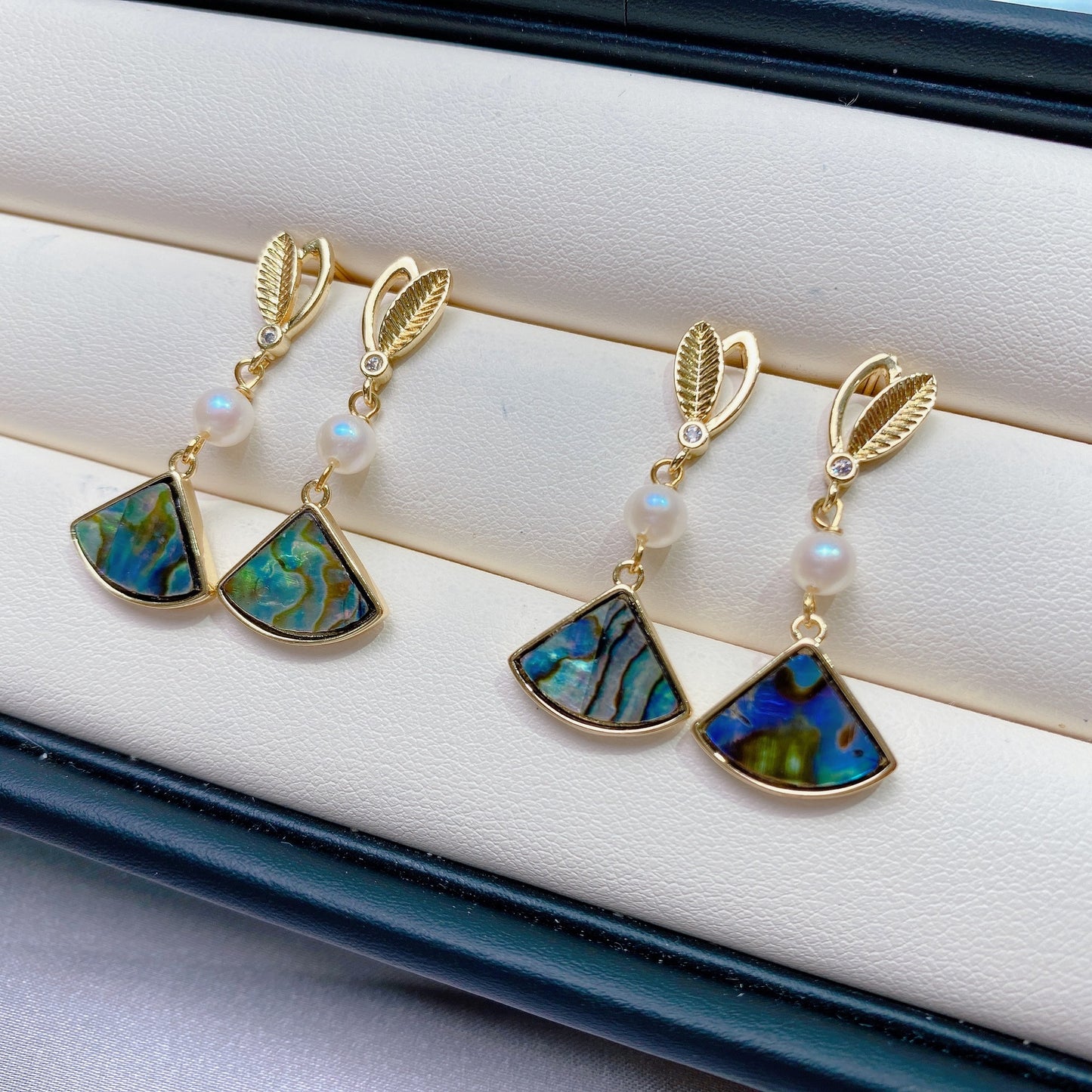 (E007)  Pearl earring