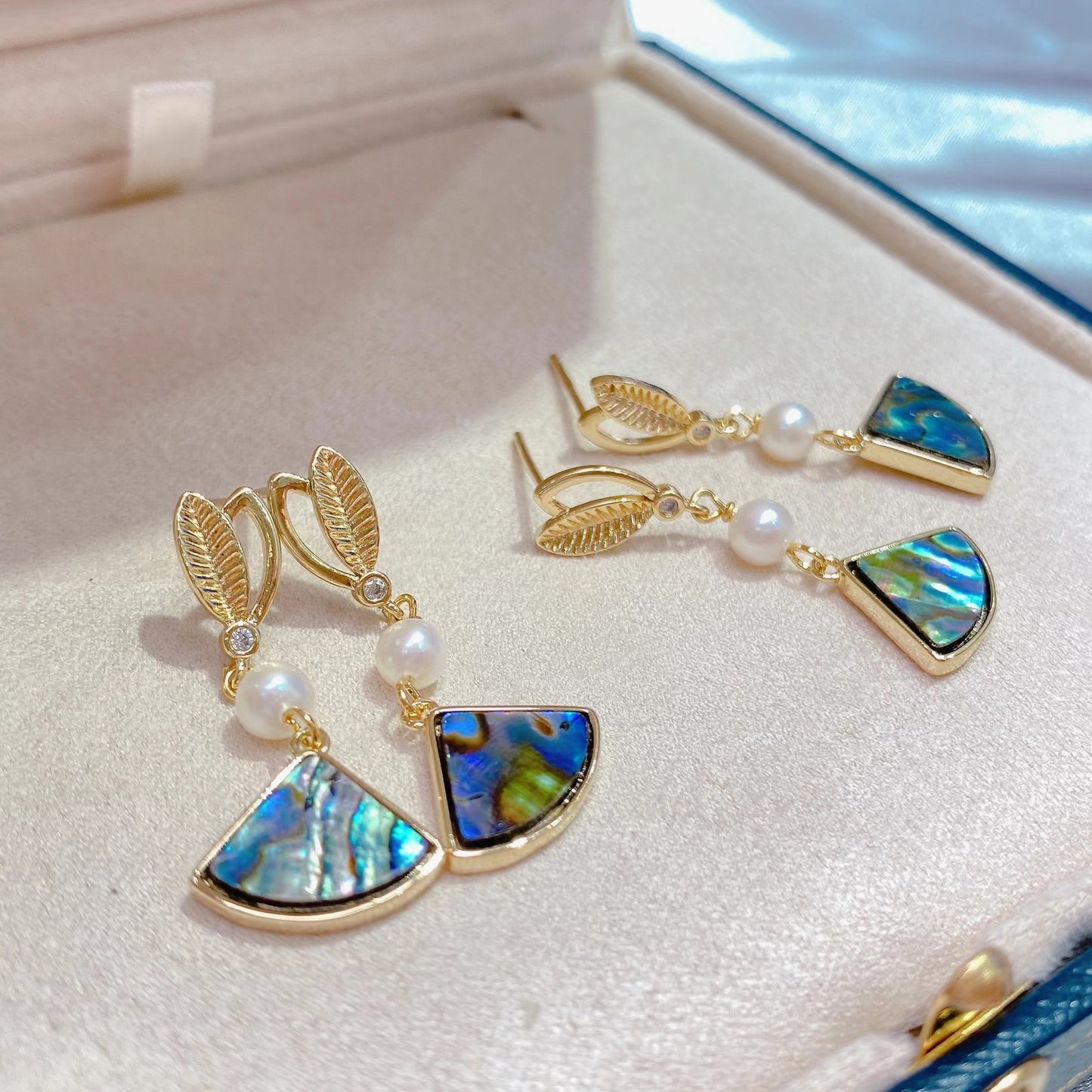 (E007)  Pearl earring