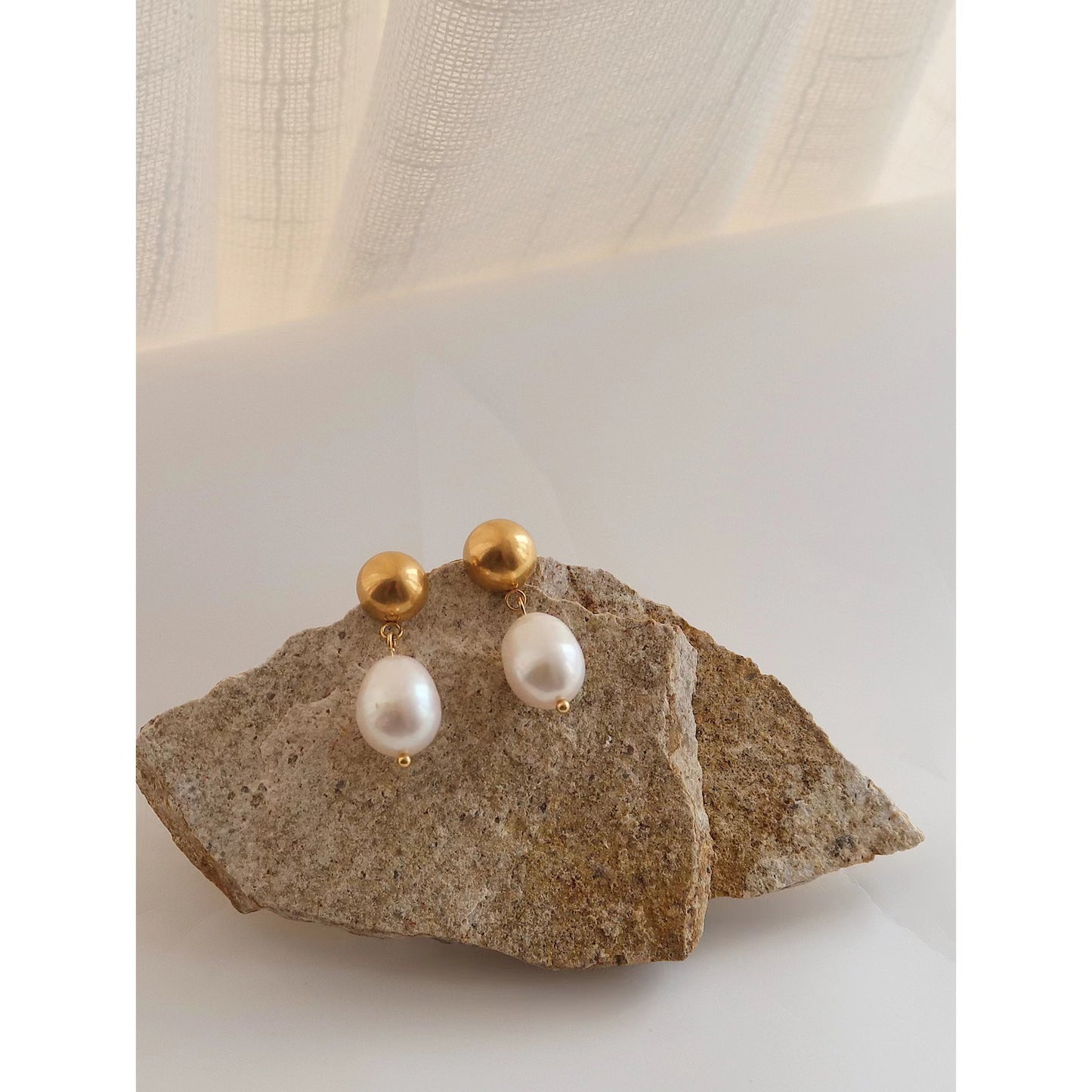 (E002)  White pearl earring