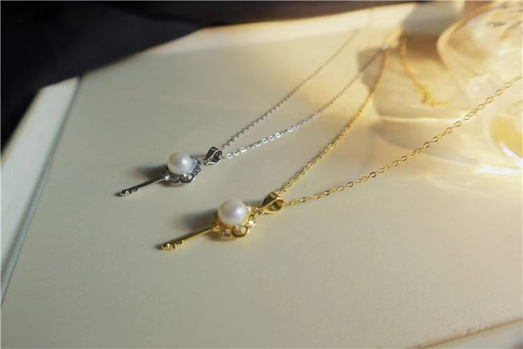 (P027) Pearl Key Pendant