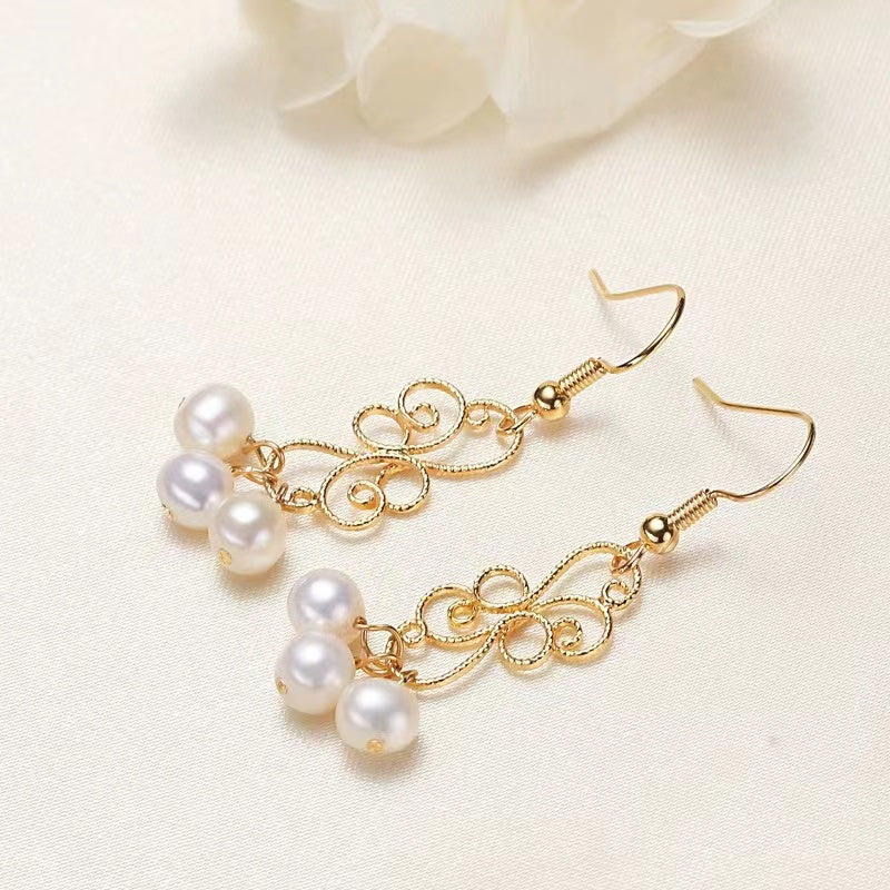 (E022)  Pearl earrings